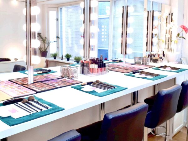 Vlak achter de Bijenkorf, aan de Warmoesstraat 155. Op loopafstand van Amsterdam Centraal Station.