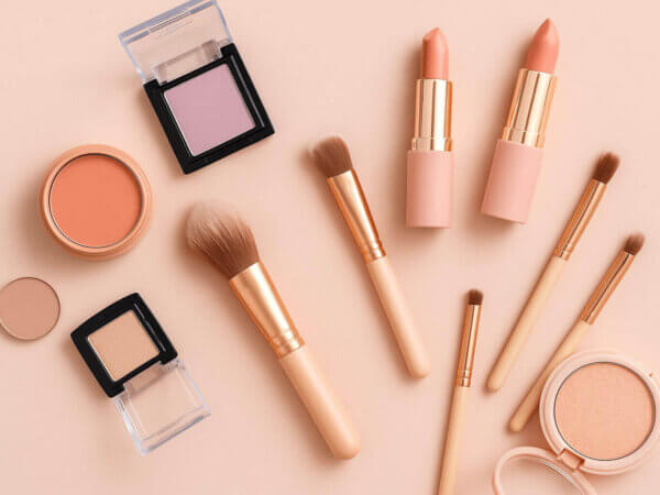 Boost je uitstraling. Leer hoe kleine aanpassingen in make-up & kleur zorgen voor een groots verschil.